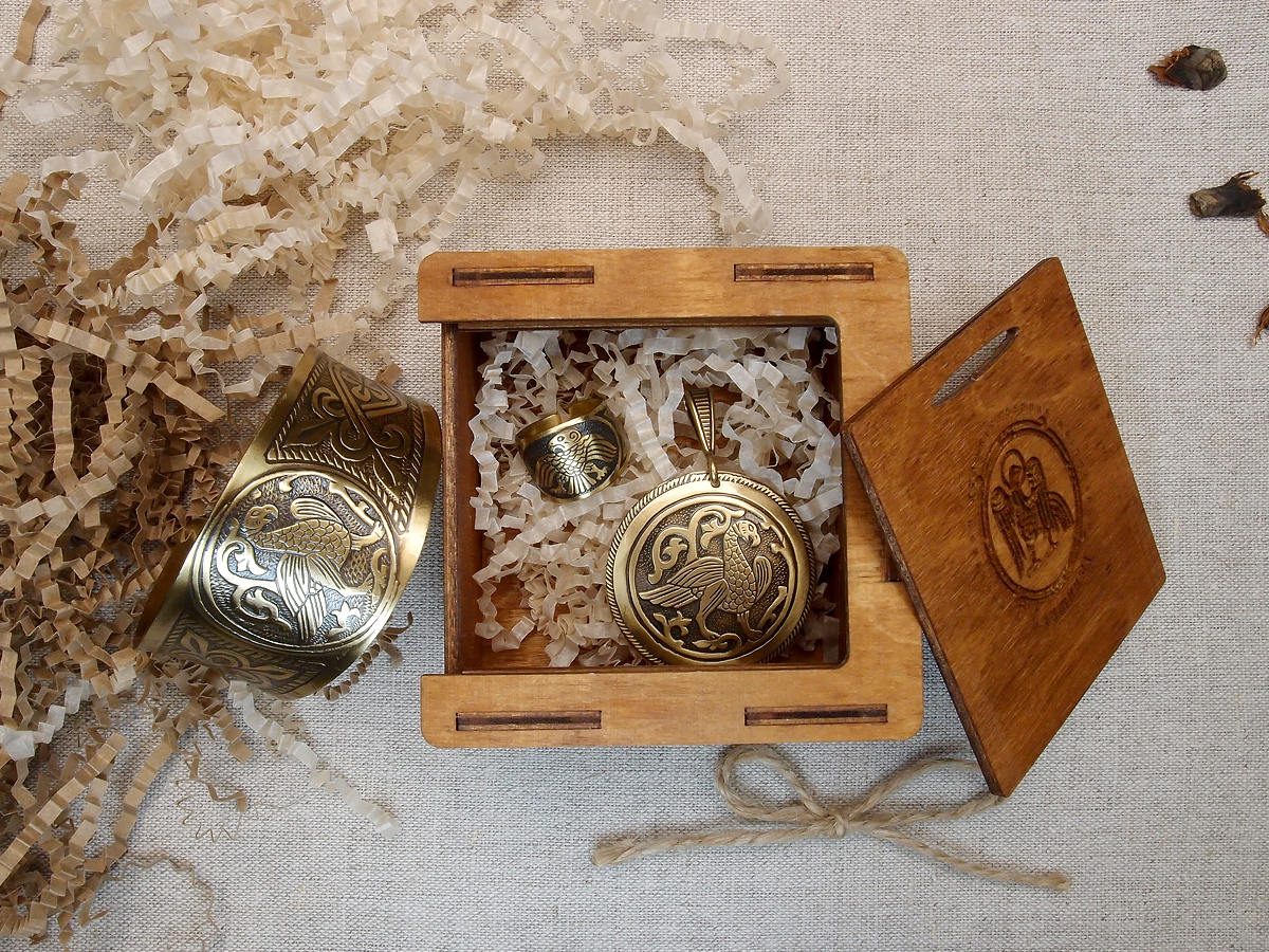 A set of jewelry "Suzdal bird" in a gift box.